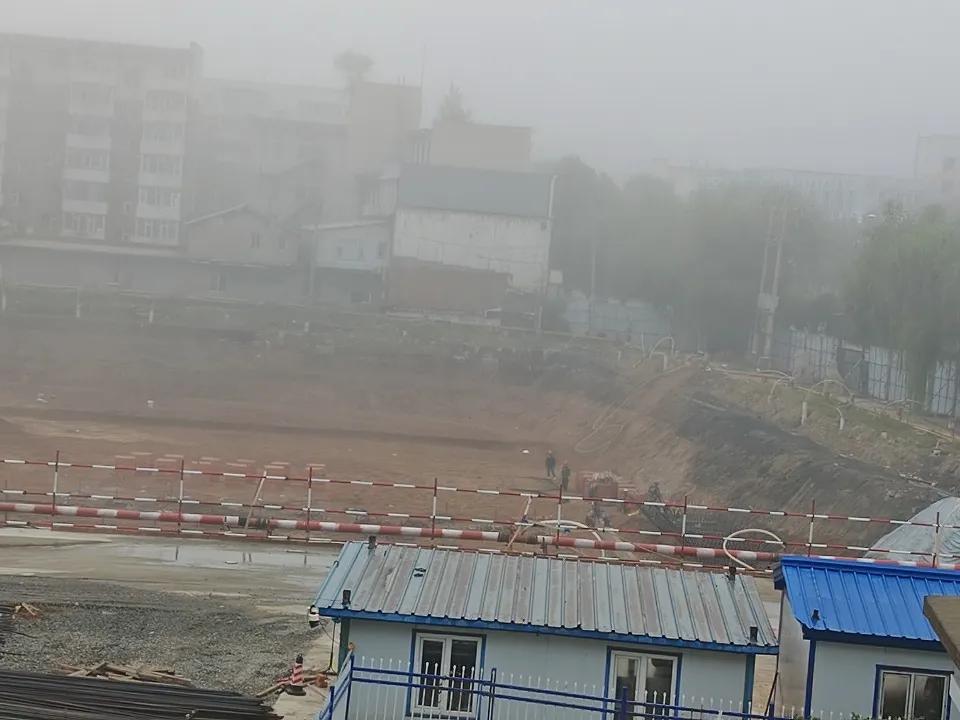 分享一张工地照片晨雾中的施工现场
