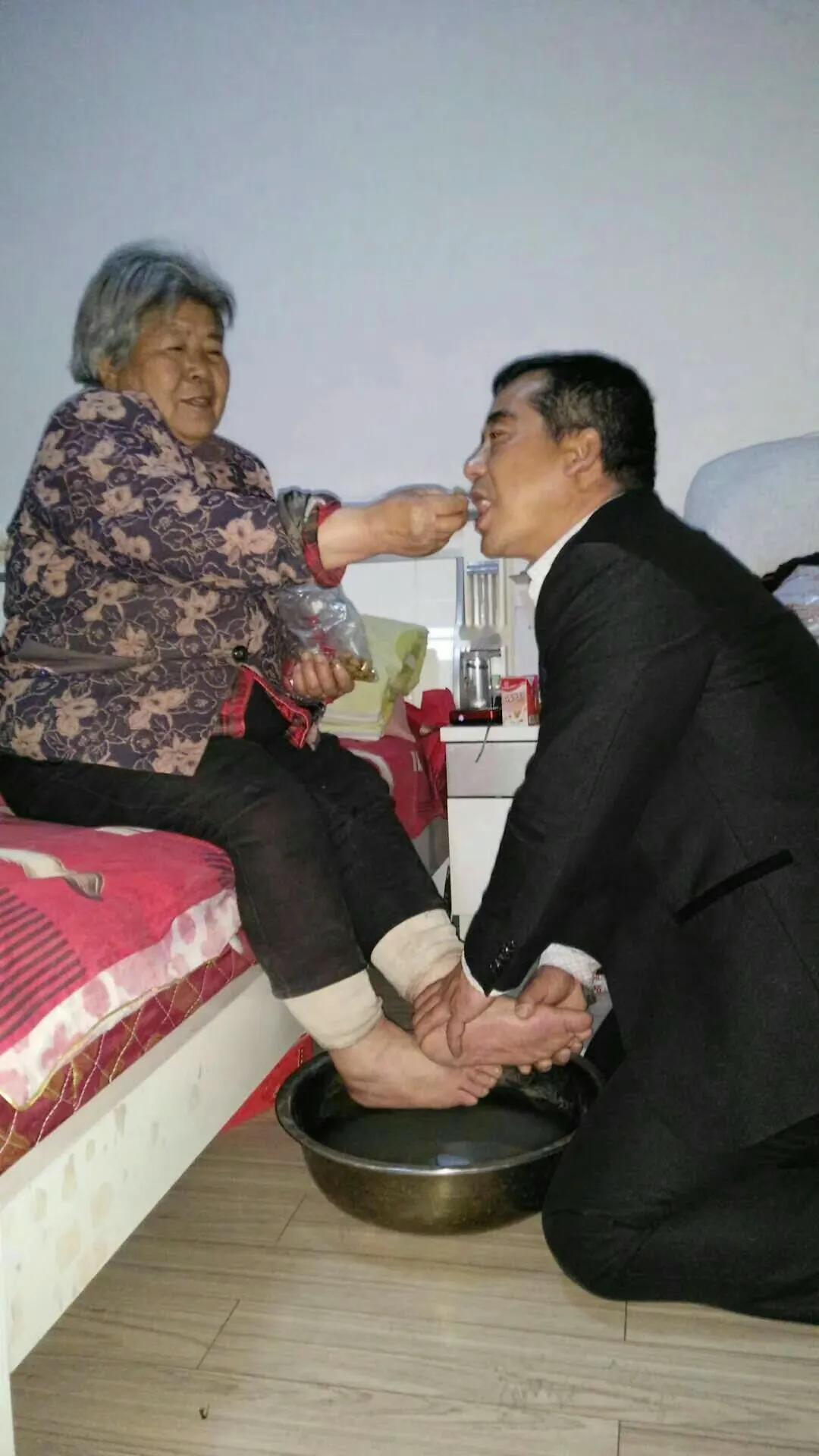 家长里短：孝心外包是道德伦理的误区

孝心外包是把自己应尽的孝心，完全移交到另一