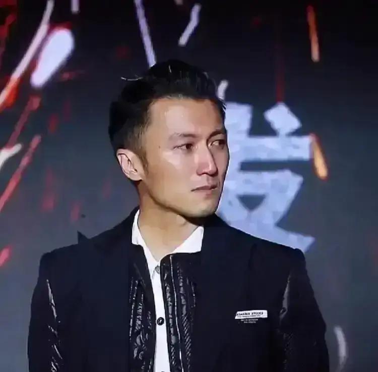 张柏芝12月8日香港法庭被前经纪人余毓兴拿2011年“全球独家经纪约”复印件追讨