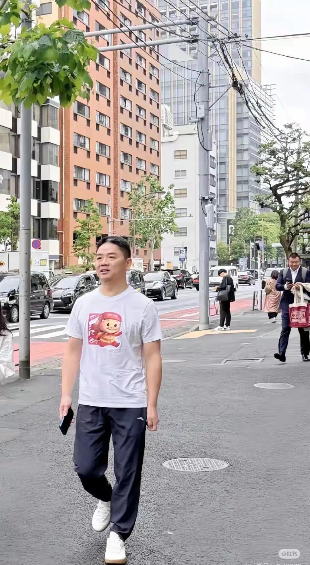 大强子这一招太厉害了，
穿着带有外卖图案的T恤，
背后还有外卖的二维码，
就这样