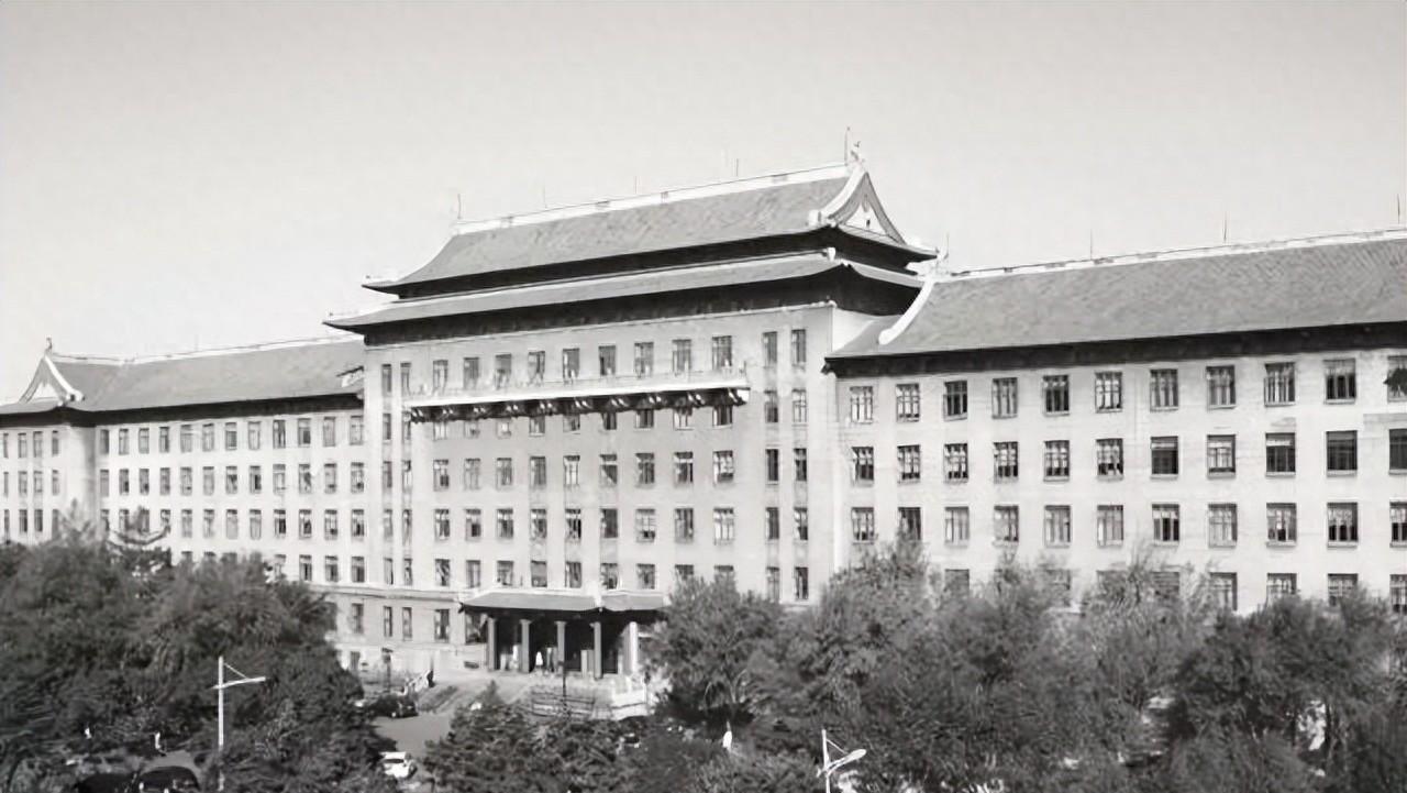 1953年，一位哈尔滨的交警做了一件“胆大包天”的事——他拦下了陈赓大将的车！这