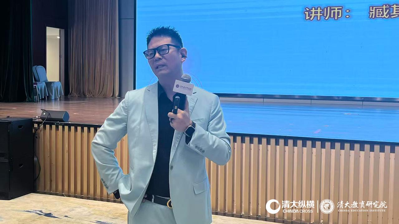 大家认识这个人吗？今天上午线下听他讲了一节课，这个人其实也一定口才和知识储备，更
