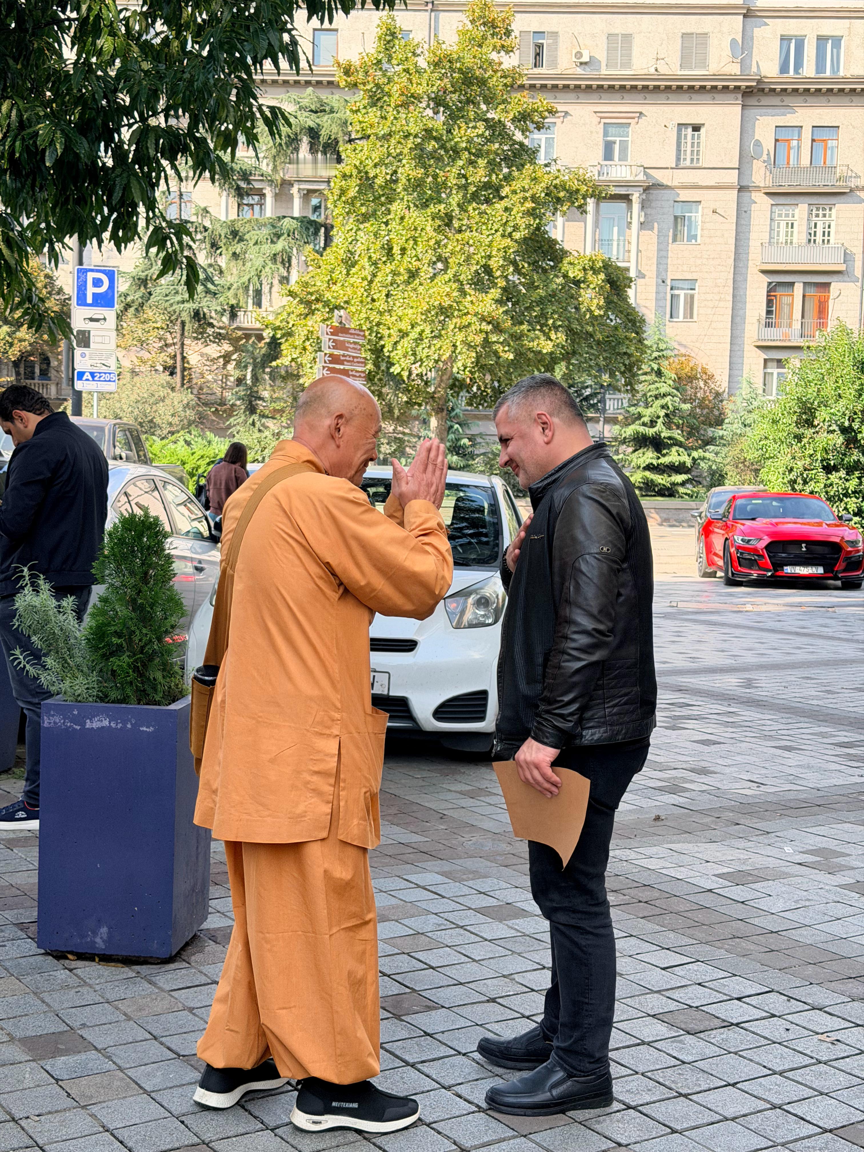 这是我第二次在首都第比利斯碰到这个和尚专找白人会自动跳过黄皮肤和中国人我看好像也
