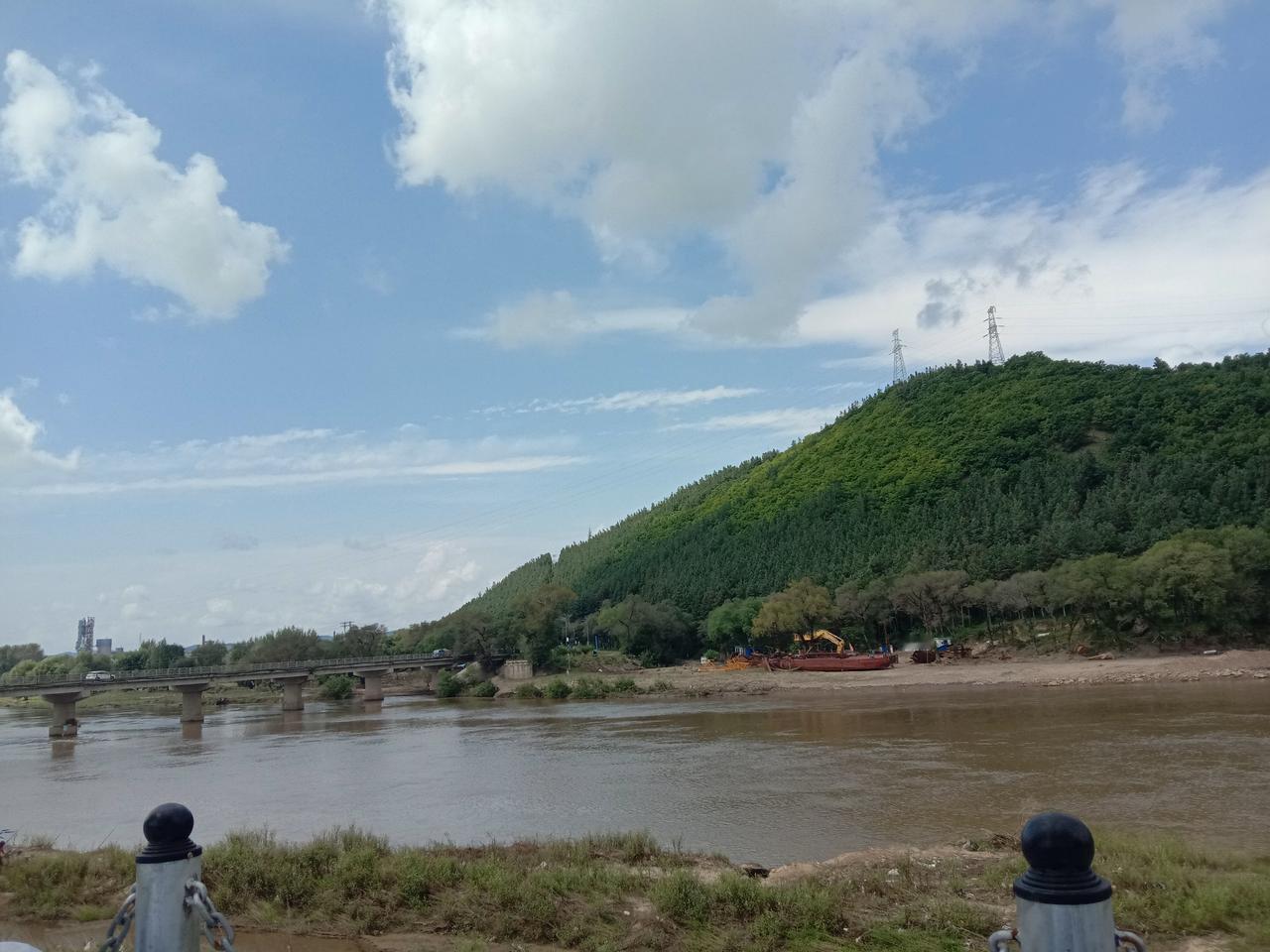 牡丹江温春，这里有水泥厂，虽然污染严重，但景色却挺美的
