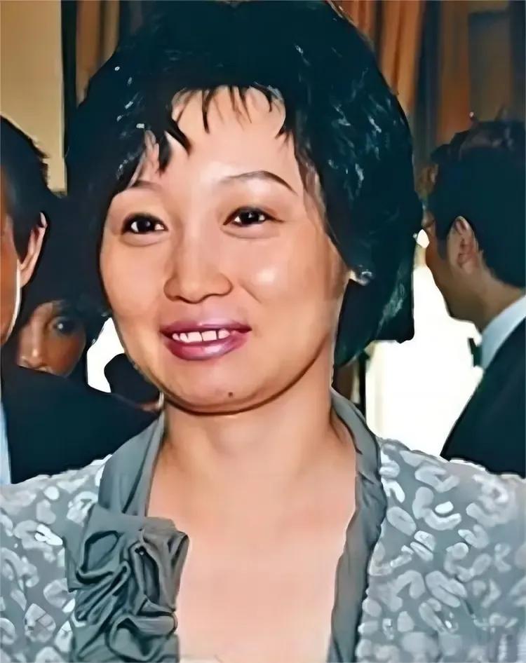 在宗家的官司上，不管谁赢，看客当中，无外乎形成两股流。原配们都会为施幼珍呐不平，