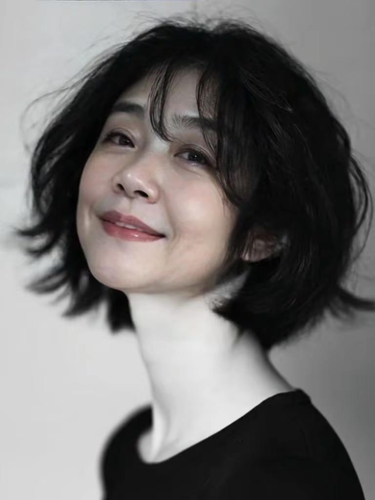 今日分享之女人爱自己是终生的浪漫。AI酷感黑白写真