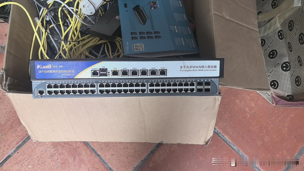 为老铁远程调试壹台爱快路由器，调试并不复杂，但怎么进设备后台却颇费了番功夫。
