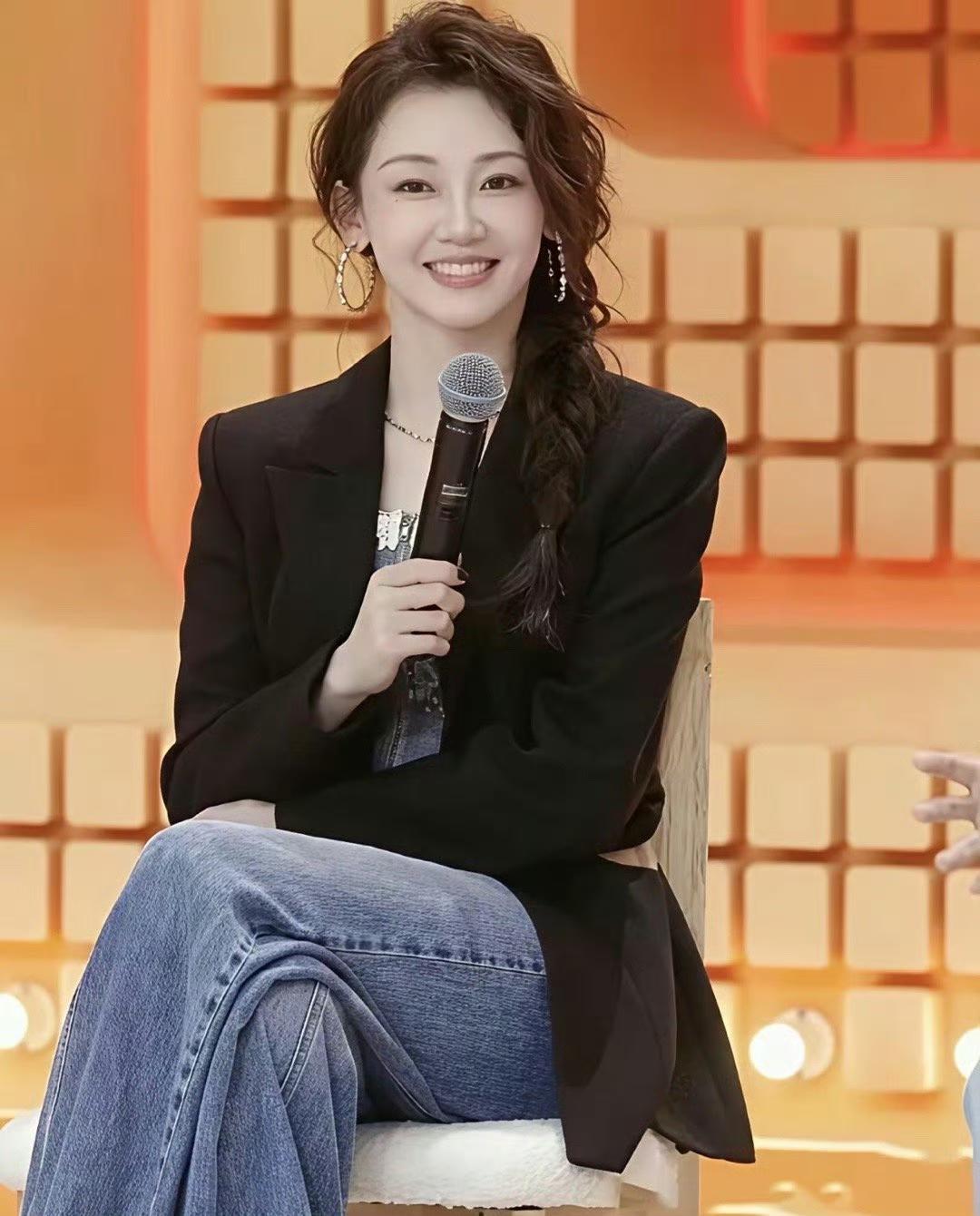 怪不得…
苗苗和徐帆年轻时长得好像
怪不得冯导那么看重
果然男人的审美不会变 ​