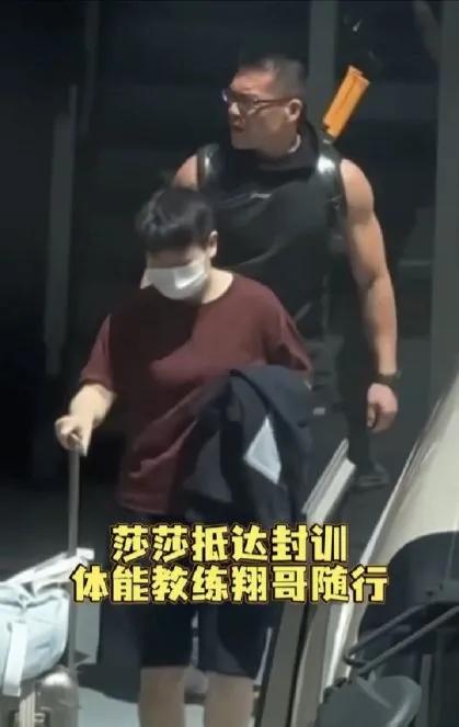 孙颖莎抵达上海开启封闭集训，全力冲刺名古屋亚运会。
她身兼三项赛事，集训首要任务