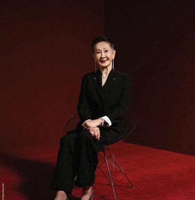 施南生遗嘱曝光，资产全捐，前夫徐克一分未得。我笃定，施南生恨死了徐克，因为她是全