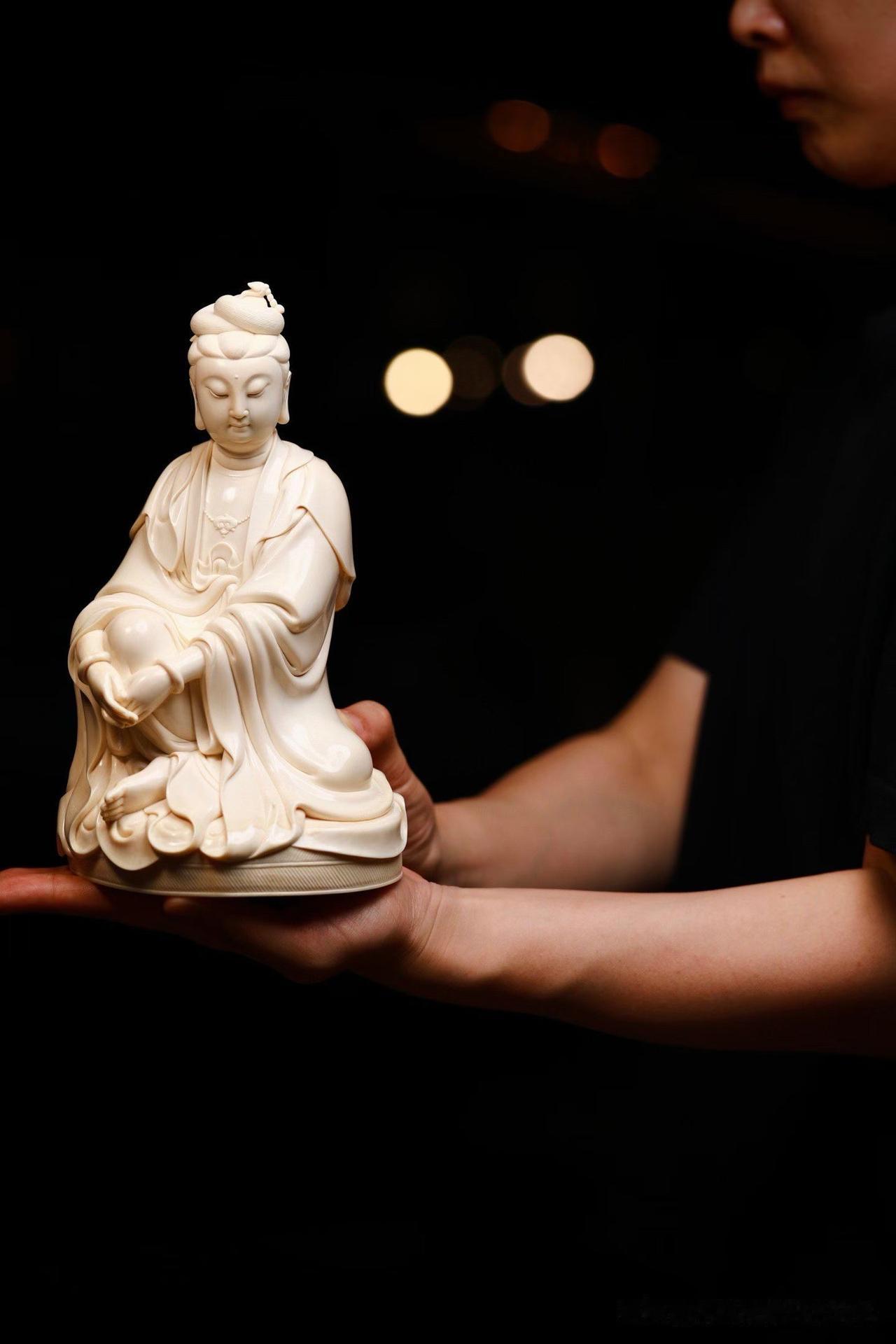 一抱一坐，自见从容。

抱膝观音没有刻意张扬的姿态，却最能流露东方造像的温雅气韵