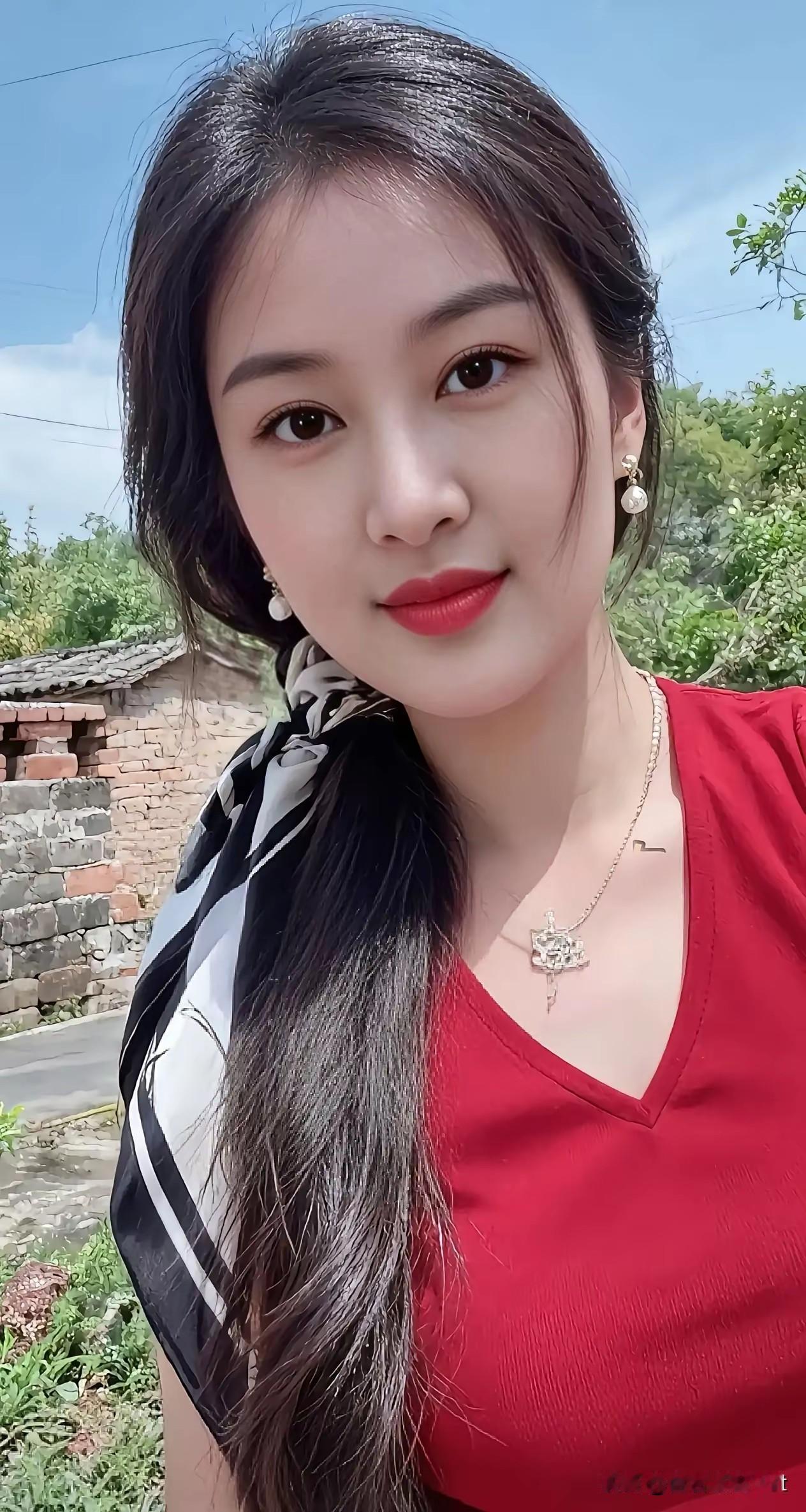 山坡羊·乡隅闲姿
 
晴天云淡，村篱石畔，红衣俏倚青山畔。
鬓丝绾，锦巾缠，明眸
