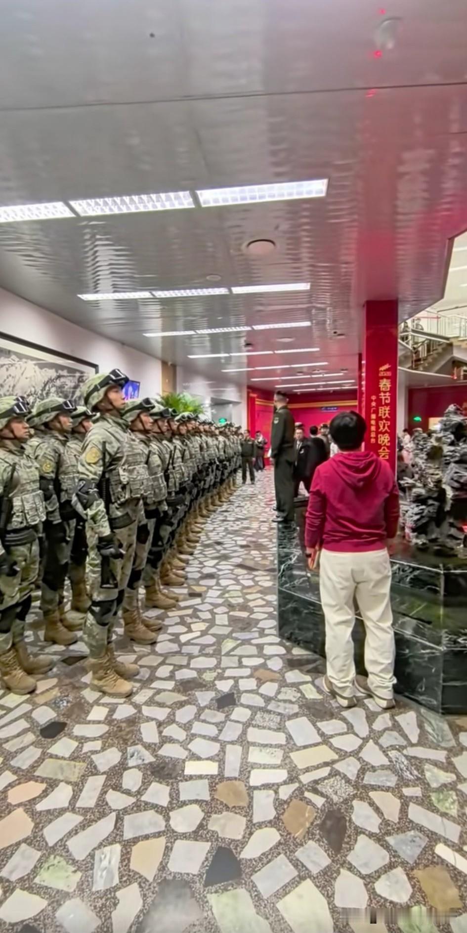 春晚现场有一道亮丽的风景，既不是打扮光鲜亮丽的明星，也不是口齿伶俐的主持人，而是