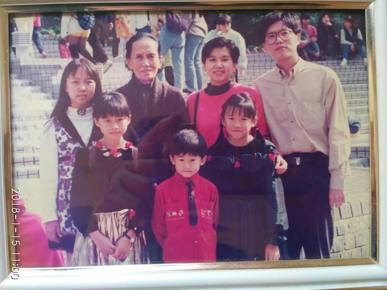 慈母，稚孩，精神体力充沛的青春，那是九十年代的时光。转眼图中二哥的幼女我的女儿赖