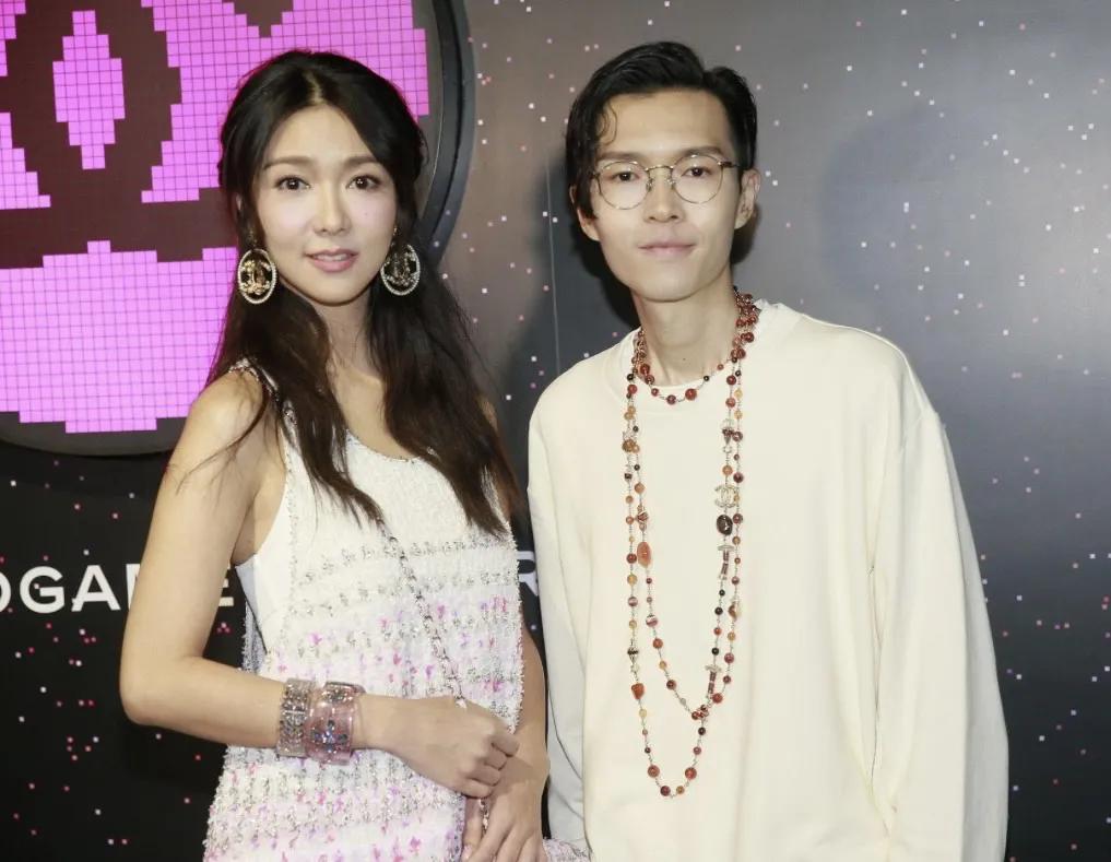 香港已故男歌手方大同和薛凯琪合照，这两人陪伴彼此十多年，薛凯琪在访问中透露，自己
