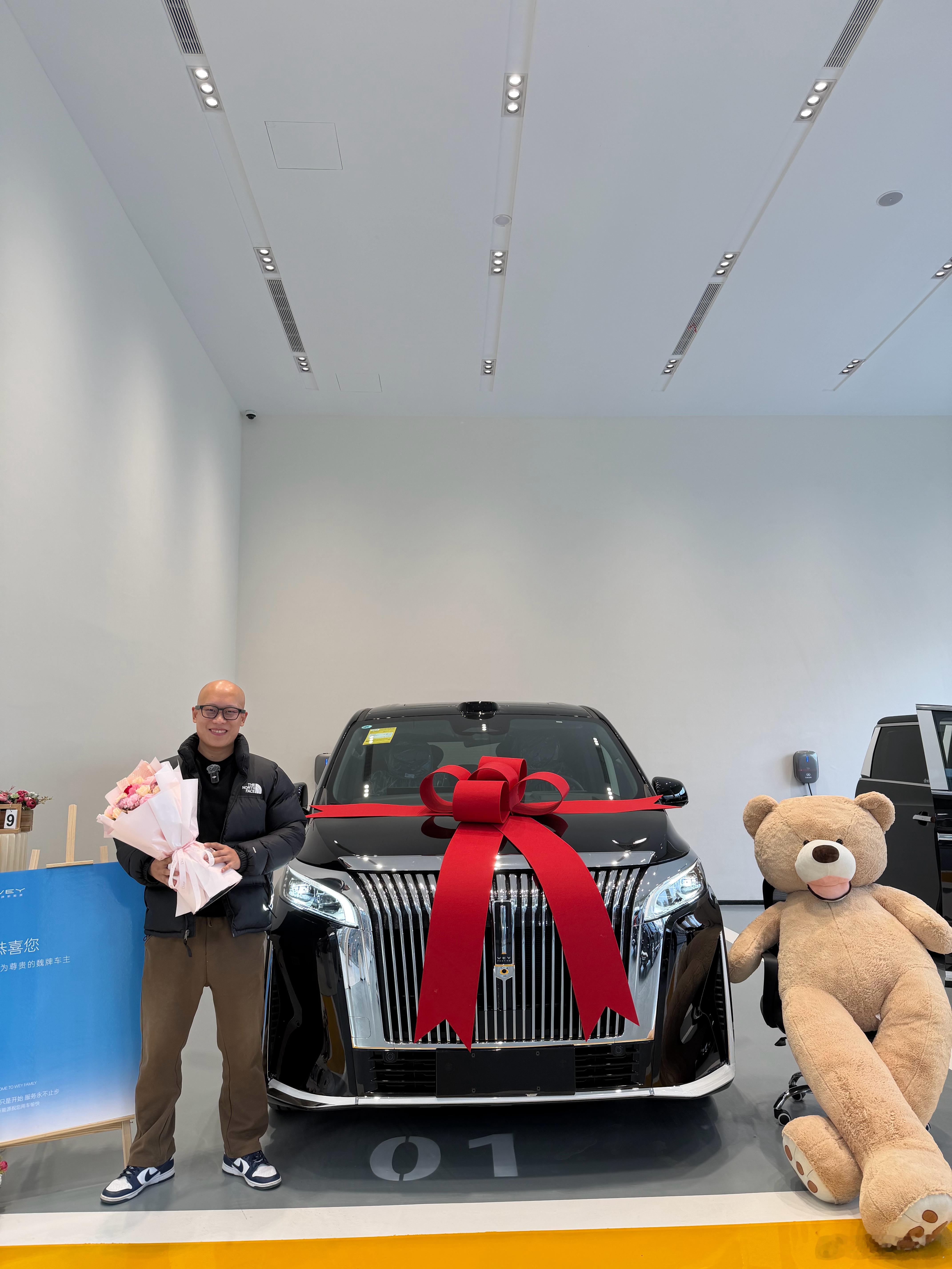 高山不愧是MPV销量之王，过来提车和赶集一样！本博选择了黑外黑内，感觉整体最为协