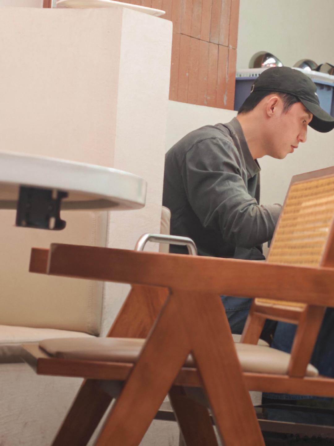 偶遇黄景瑜吃火锅网友偶遇黄景瑜吃火锅，真羡慕这位网友啊。吃火锅偶遇黄景瑜