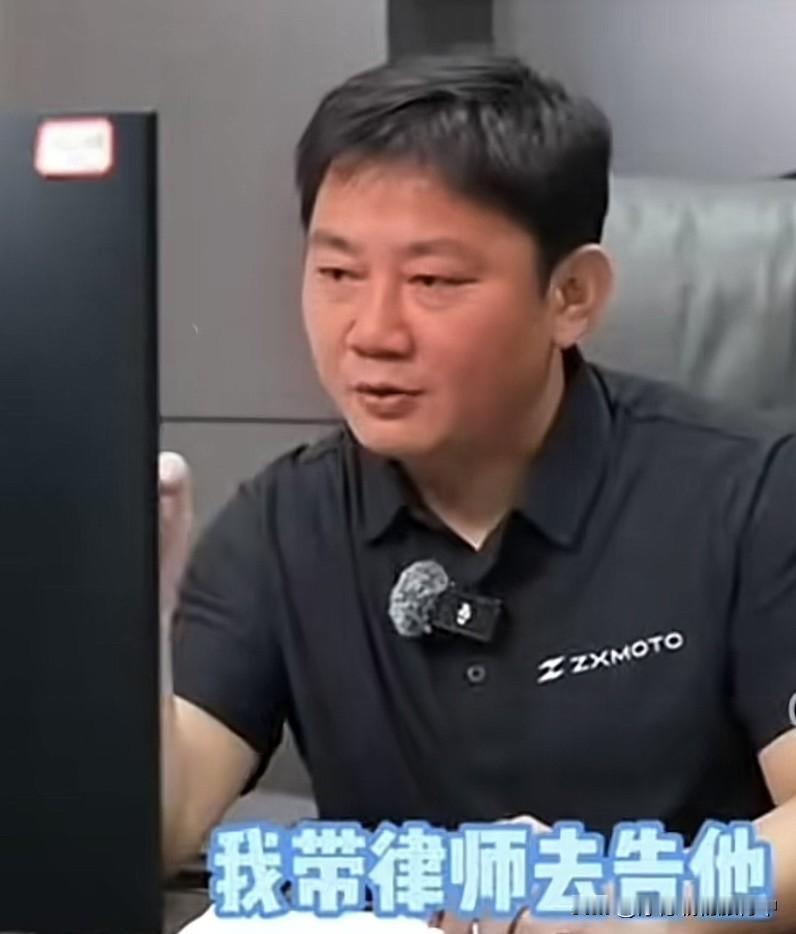 真是狂得没边了！
摩托不让上高速，各省都有自己的规定，你怎么就不遵守呢？
还叫嚣