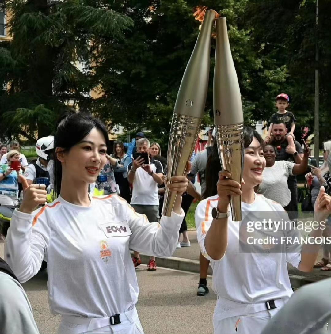 #G社拍的杨紫举火炬##杨紫火炬手G社生图#G社拍的杨紫举火炬，[鼓掌][鼓掌]