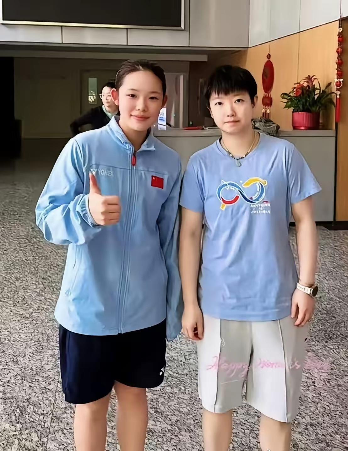 她说！我好想姐姐～！我纳闷，不懂就问，莎莎旁边这美女，我有点面生，究竟是谁好想姐