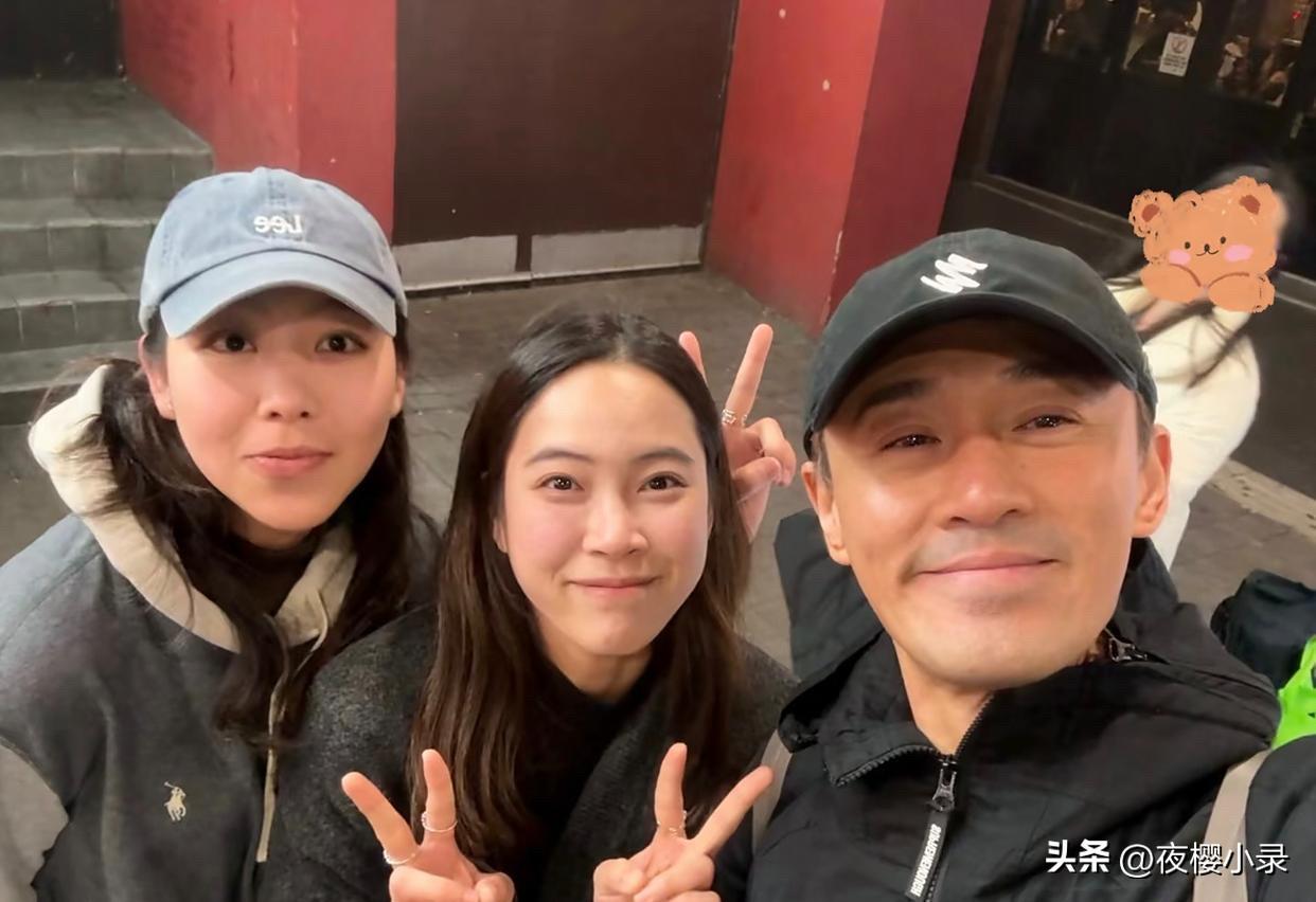 林峯在悉尼街头和老婆女儿看地摊货，他的穿衣打扮很时尚，即使很有钱，也不介意地摊货