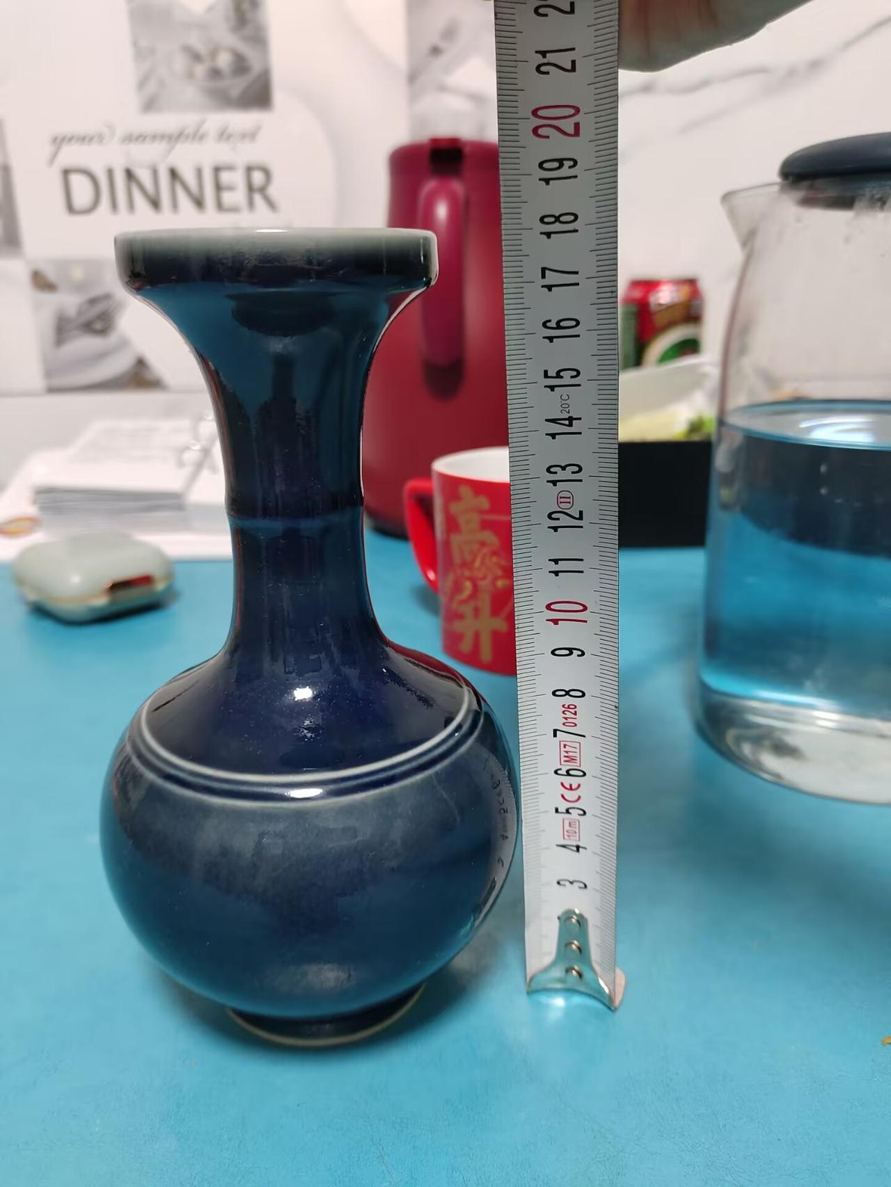 清中晚期仿雍正祭蓝釉弦纹盘口瓶，通高18cm，口径6cm，底径5.5cm。器身颈