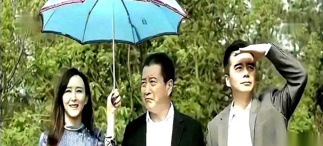 一声“同伟”。
公安厅长，默默地，往后退了半步。
就这半步，所有的故事，其实已经