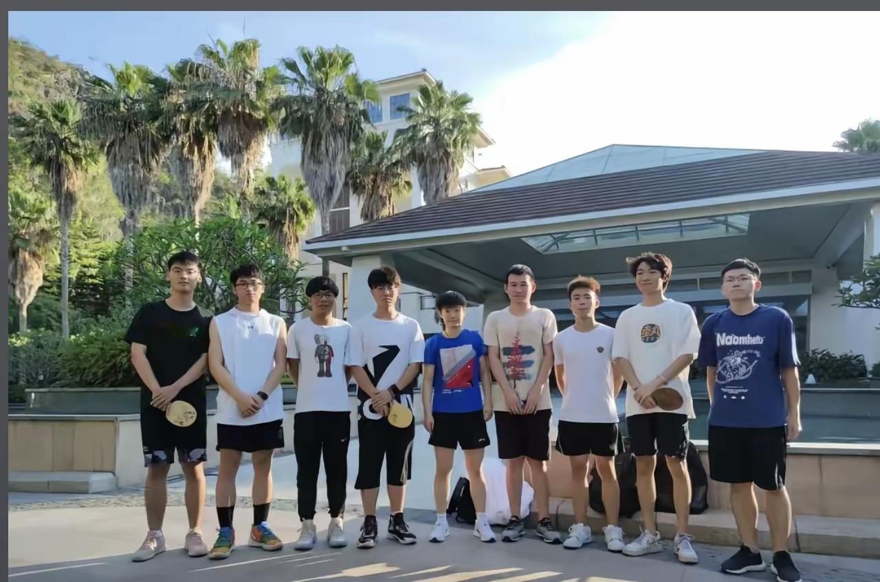 这张照片
超有看点哩！
瞧，莎莎的左右
各有四条大汉
他们像极了“护花使者”
莎