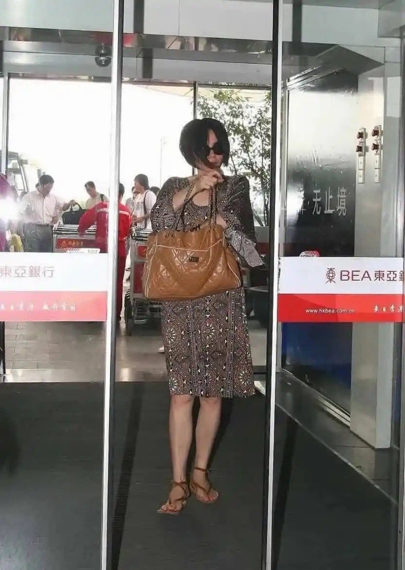 王菲把碎花裙穿绝了，搭平底凉鞋照样松弛高级，一点不显老 ​​​
