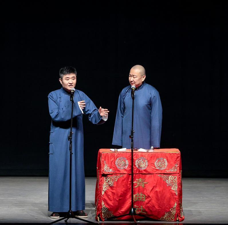 【著名相声演员苗阜厦门专场现场曝光，上座率不高，对此你怎么看？】
27日，著名相