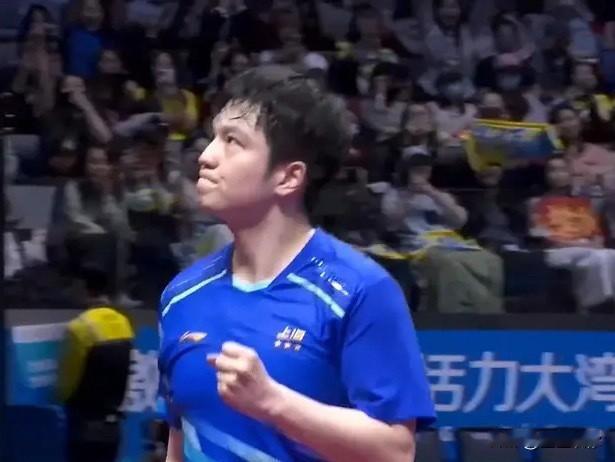 王楚钦上来四比零领先，之后也全部是优先上手的顺风球，就是打不死樊振东！

什么球