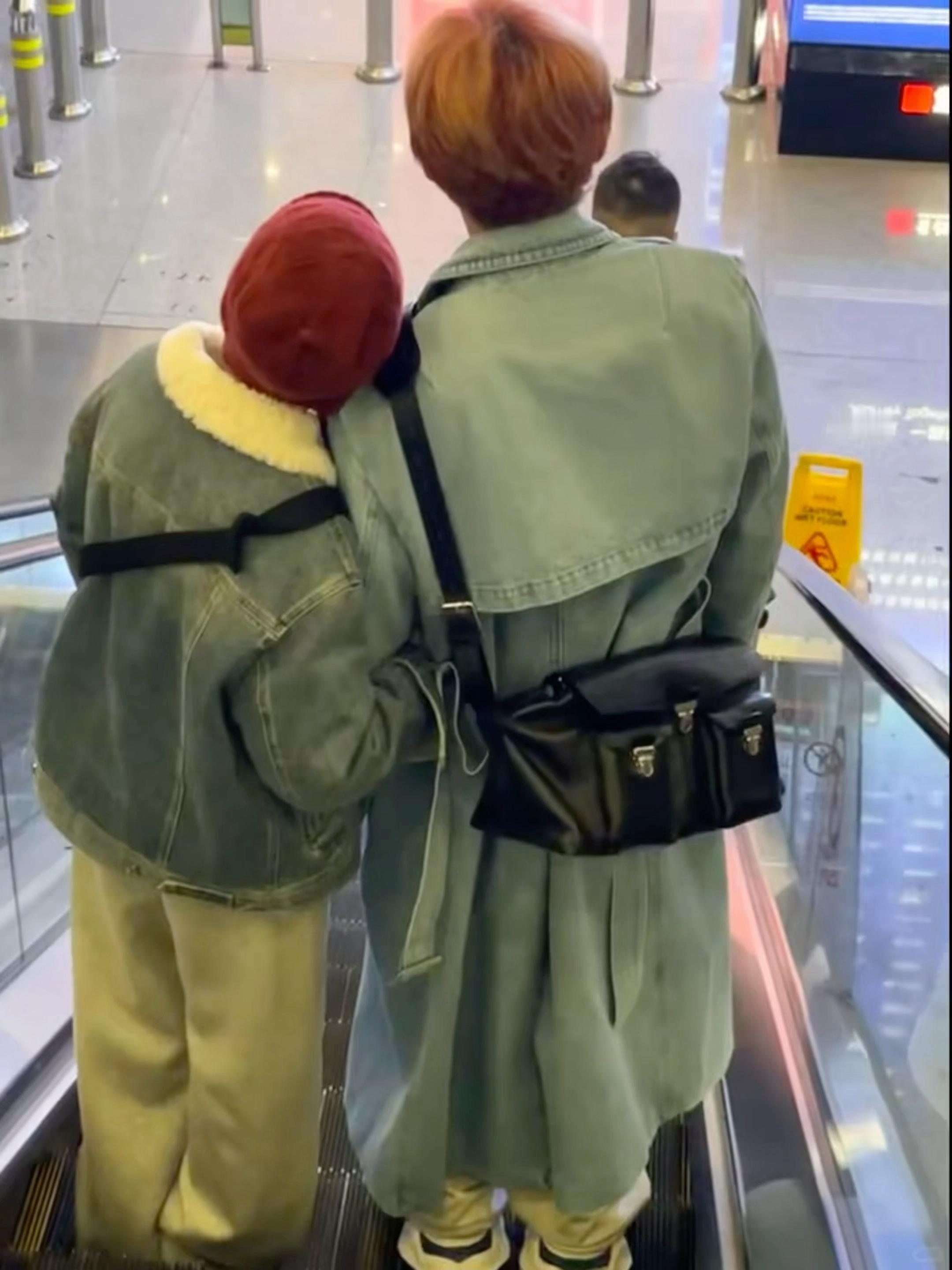 网友偶遇杨丞琳李荣浩 姐之前节目里说喜欢肩膀宽的 网友偶遇杨丞琳李荣浩