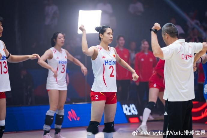 这是在猜拳 庄宇珊朱袁张1块2毛9中国女排3比0塞尔维亚女排