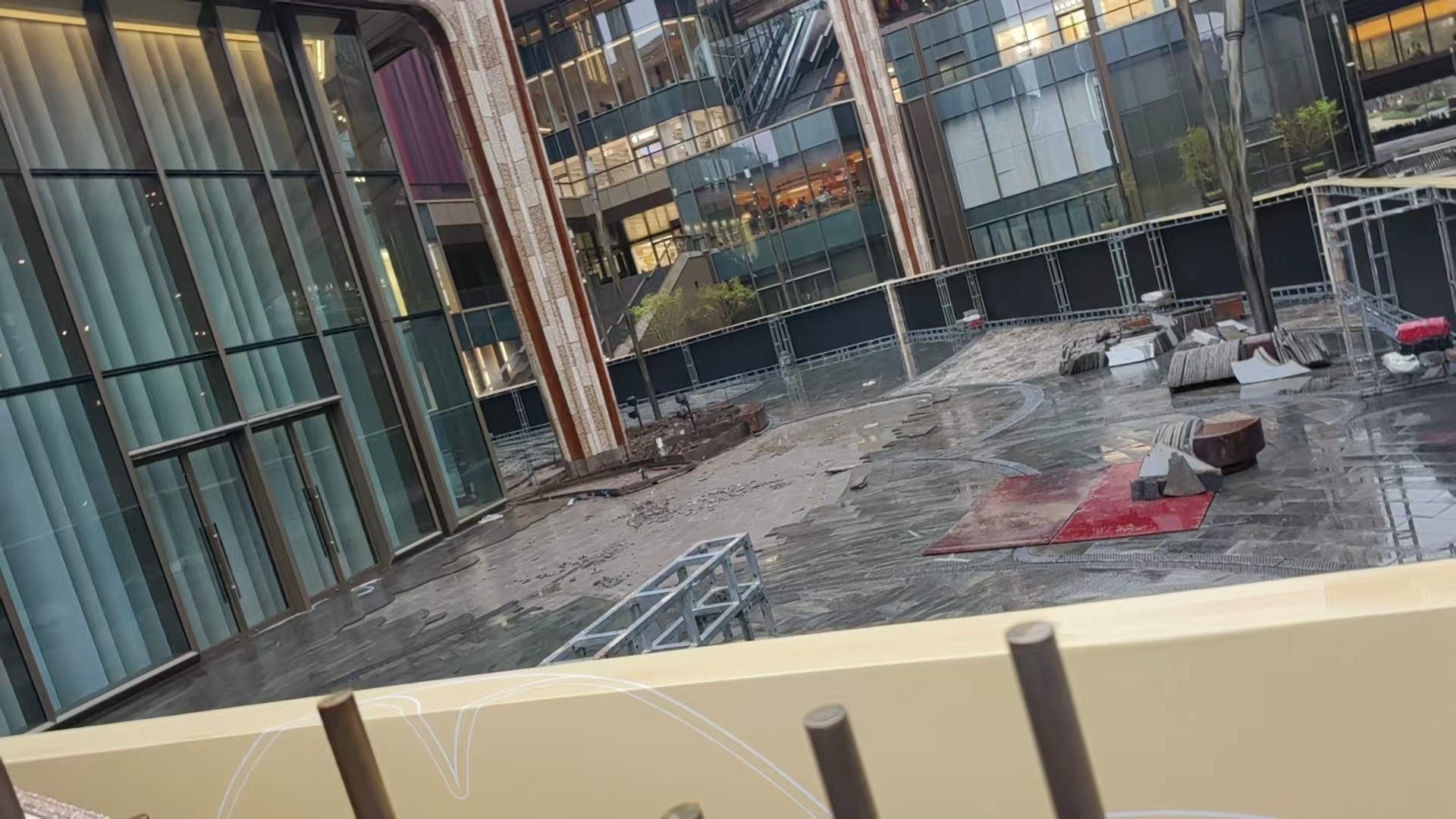 Apple Store 西安万象城 已经开始拆除了。 