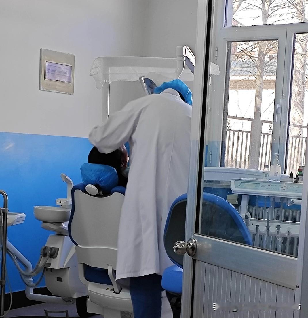 拔牙
牙疼难忍数日，决心拔掉病根。
端坐牙科椅上，心内些许慌神。
麻药轻敷片刻，