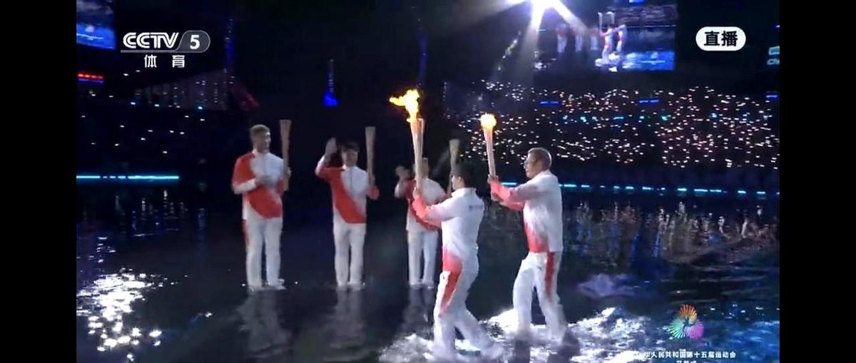 十五运盛大开幕式火炬点燃仪式就像放电影大片一样非常壮美。
特别是第一棒马林和陈若