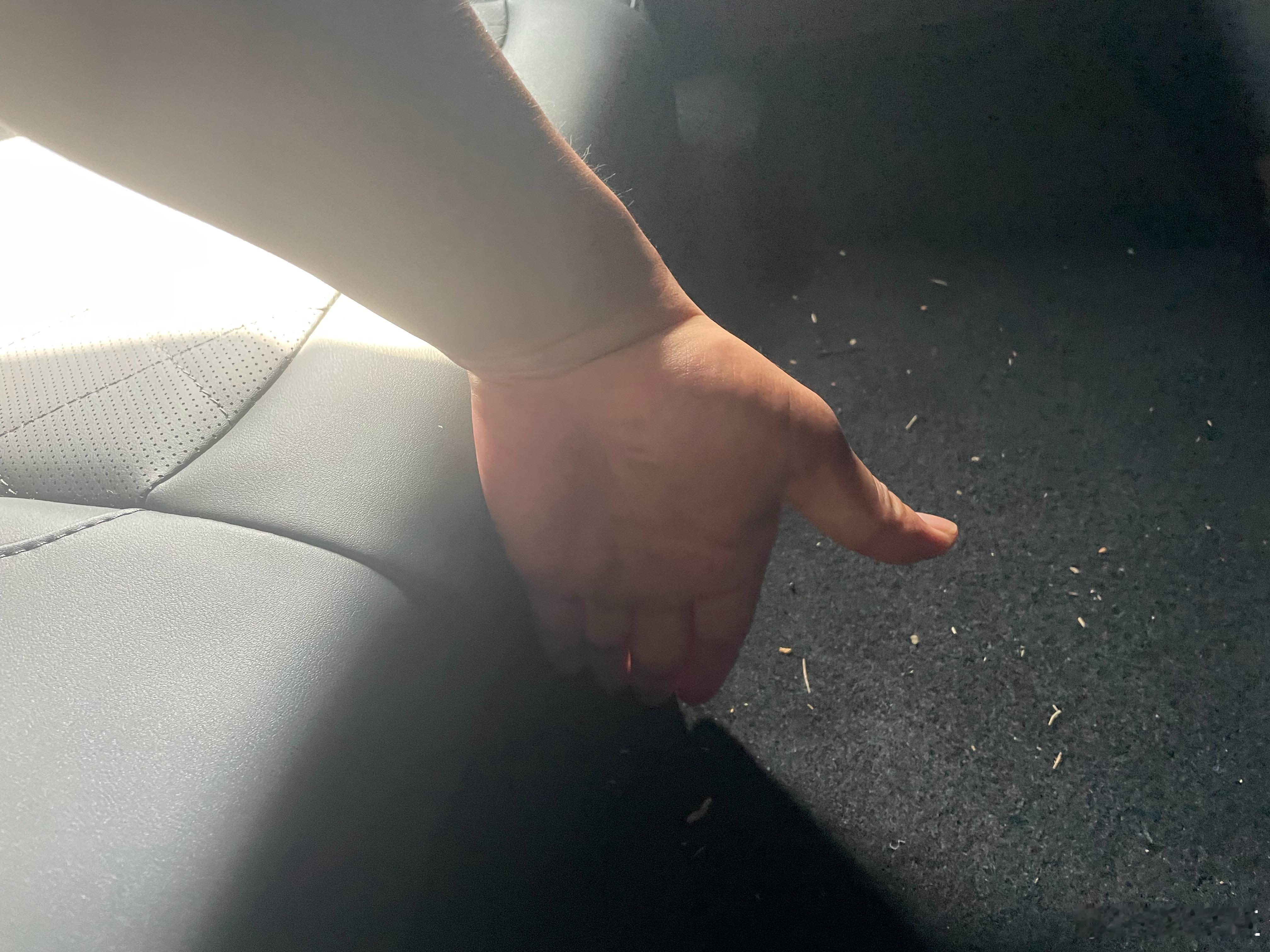 这个三排小板凳是我目前坐过的最小板凳的了，坐垫离地板基本上就一个脚踝的高度，不到