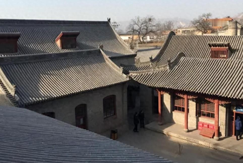 “家，近在咫尺，却也远在天涯。”** 1992年，站在山西忻州老宅门前，阎锡山的