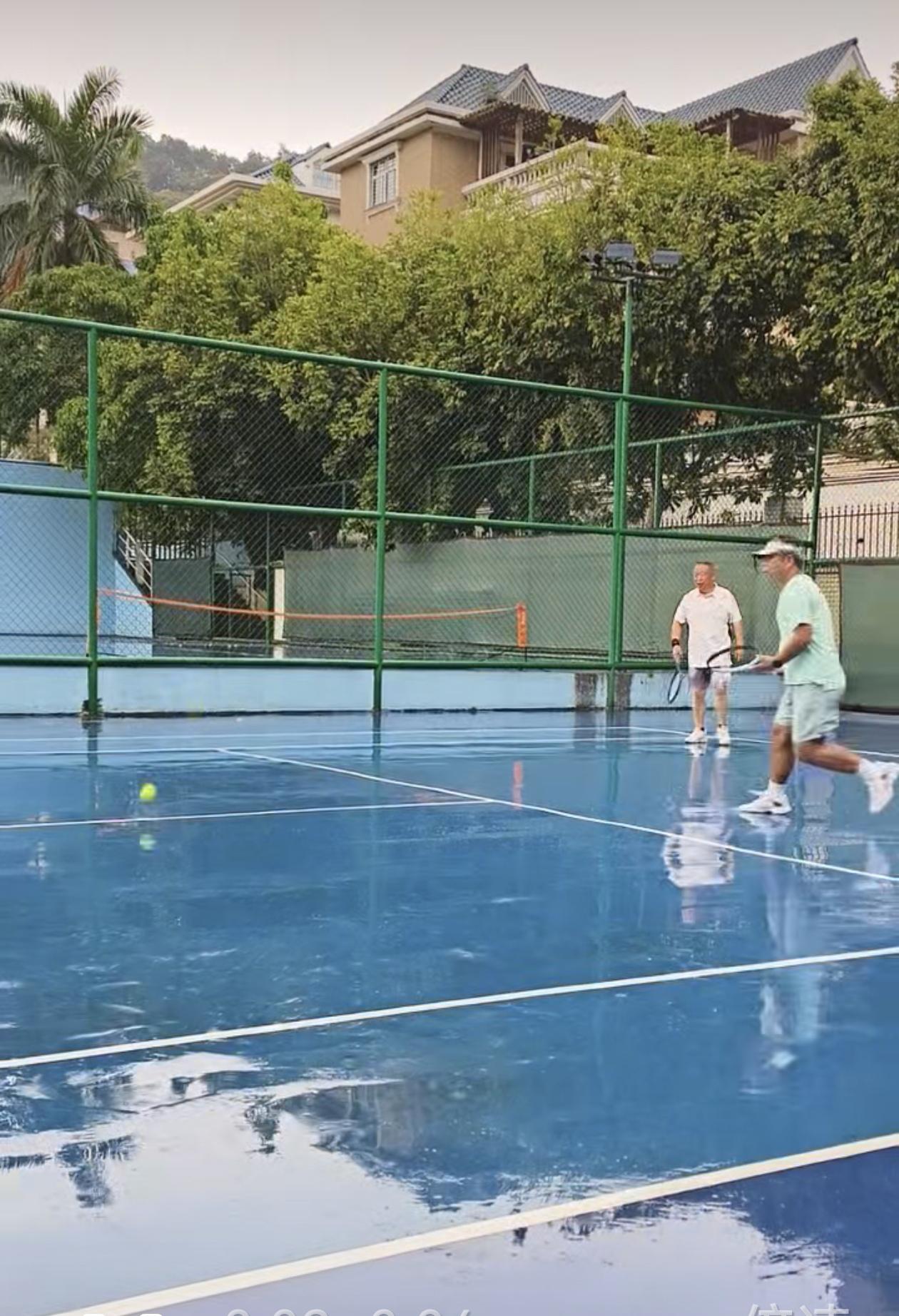 性学专家李银河说：人生苦短，当纵情去爱。想爱谁就爱谁，想爱几个人就爱几个人。爱别