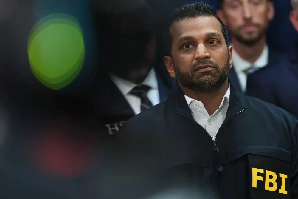 多名知情人士称，特朗普正考虑在未来数月撤换联邦调查局局长卡什·帕特尔，原因是其近