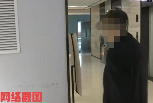 重庆有男子带老母亲与孩子住进一家酒店。

本来正常住酒店付房费天经地义，但男子一