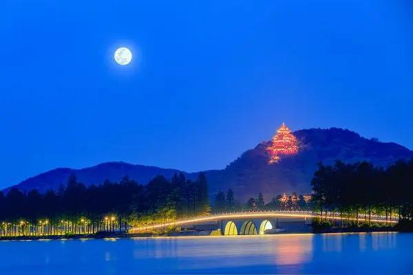 千千明月当空照
亘古老寺现光影
伐木声声传大地
颂经木鱼捉弄人

“头香”烧得烟