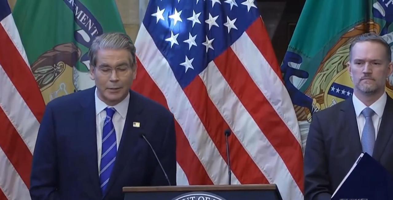 【和中国过招后，美国财长以前的自信基本没了：频繁摇头、眼神回避、多次表达困难甚至