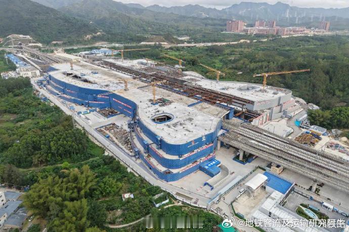 【2026铁路建设进展深汕站】 近日，深汕站广汕场主体混凝土结构正式封顶，项目全