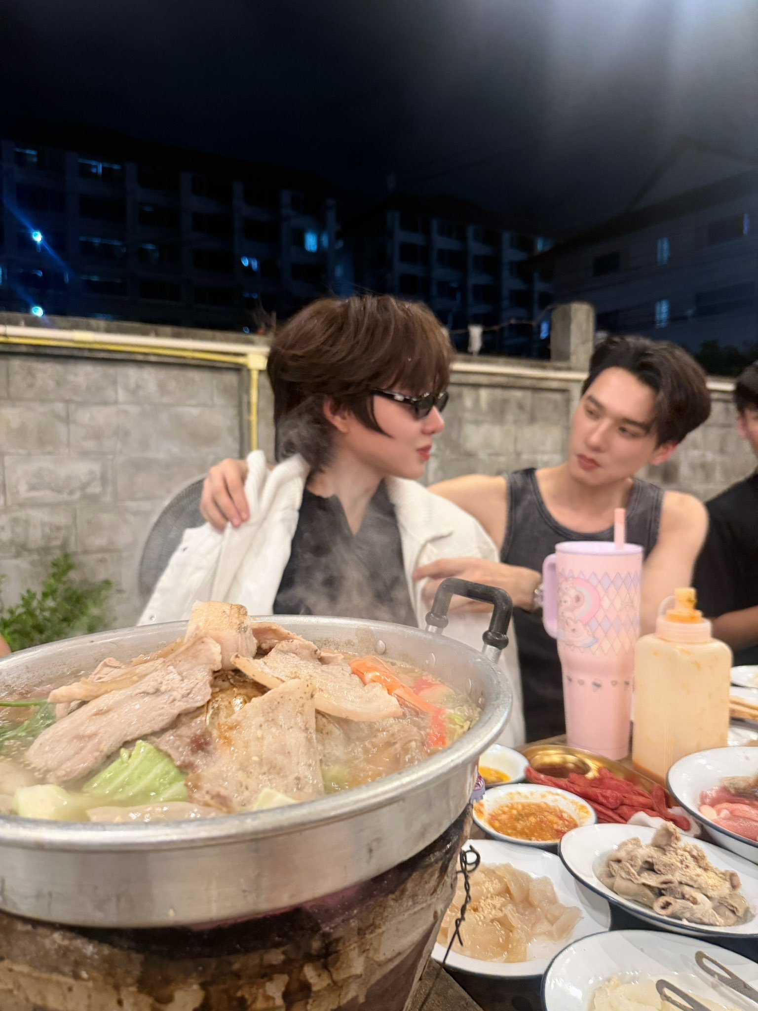 茶木更新 自己穿着背心但是老婆必须严防啥意思“把衣服裹好遮到能挡一挡就好 戴个墨