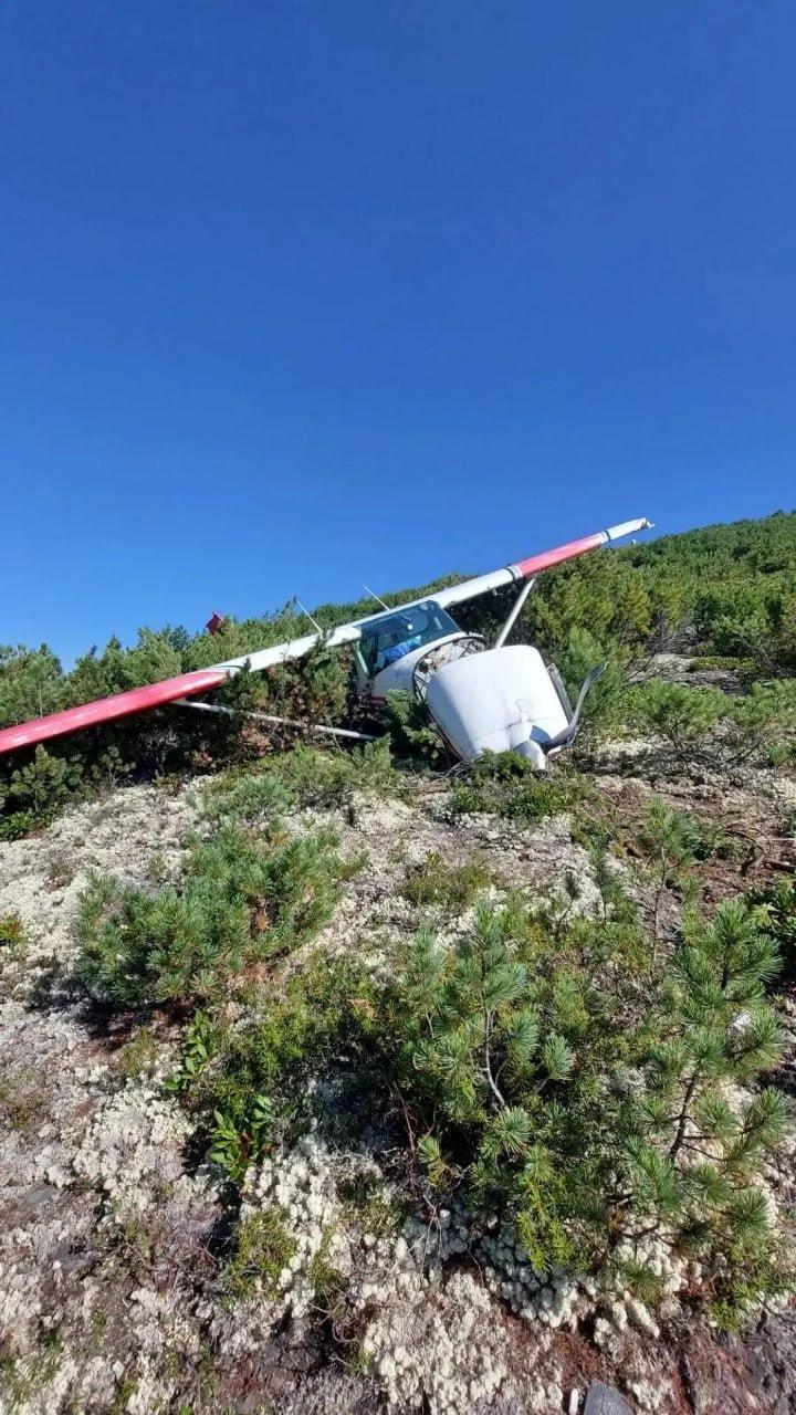8月6日，伊尔库茨克州州长公布Cessna 182轻型飞机坠毁现场照片。飞机在博