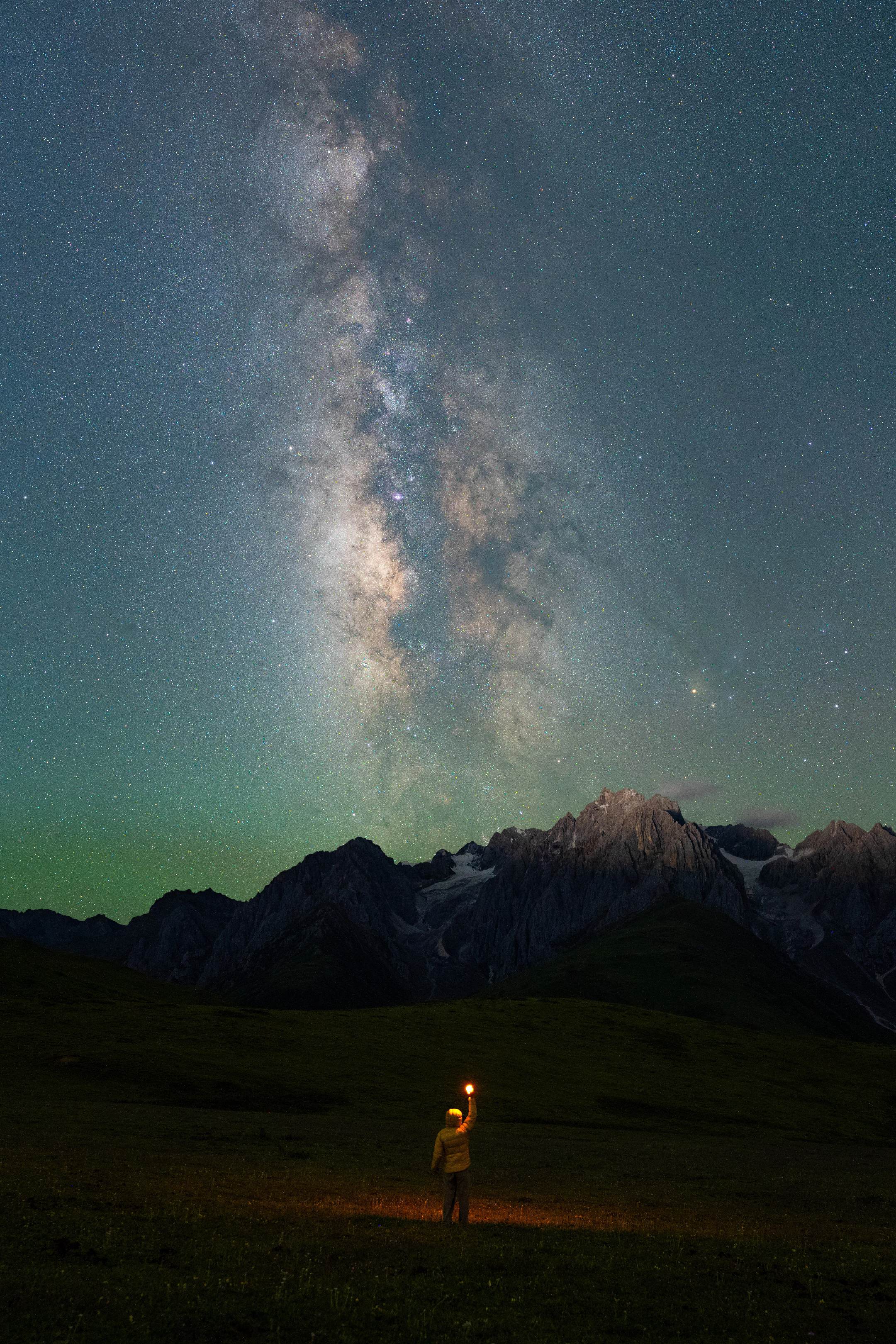 刀锋岩星空与格聂雪山星轨