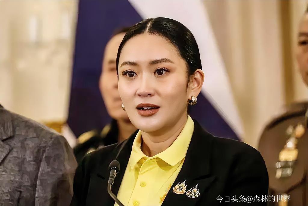 前总理佩通坦刚从总理宝座下来，外界都调侃为泰党要“散架”，结果10月31日直接迎