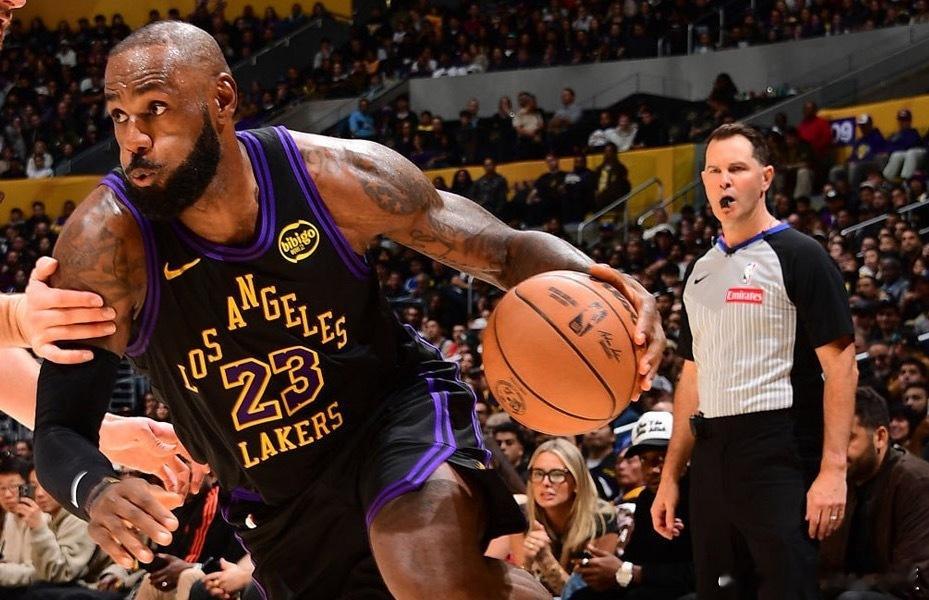 詹姆斯谈到湖人现在的困境：“我们一赛季就从没凑齐过完整阵容，全队一起出战的比赛，