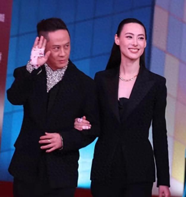 梁洛施不再寄身豪门，人生依旧过得精彩纷呈。
她与新交男友马浴柯一同出席电影《重生